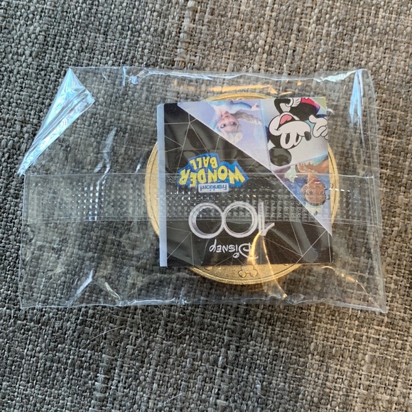 Disney Wonder Ball 100 Alice Coin - Picture 2 of 4